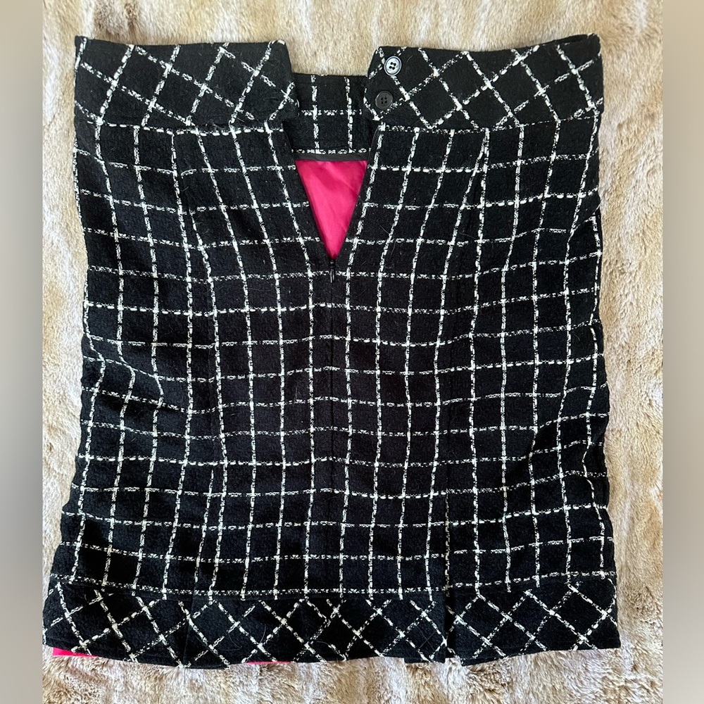 Lovely houndstooth wool skirt. Pink lining.
